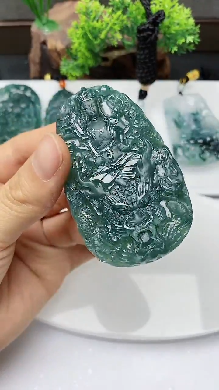 【闪购商品】翡翠颈饰未镶嵌         