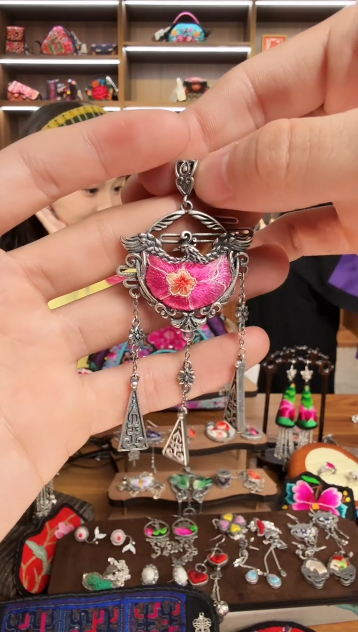 【闪购商品】织绣98蒙阿苏苗绣传承