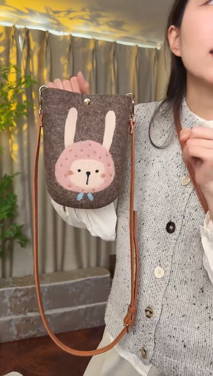 羊毛非遗羊毛毡包 手机包兔子
