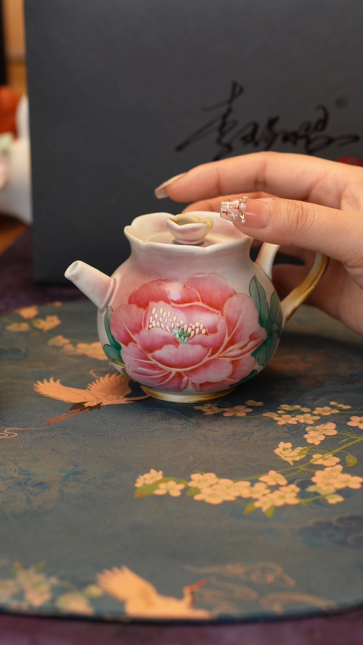 【闪购商品】国色芳华花口壶·······