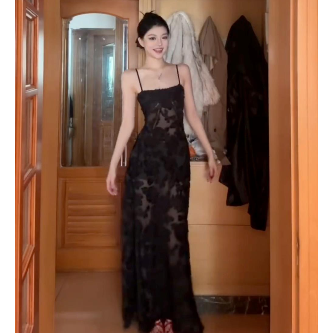 法式气质小心机黑色透视吊带连衣裙女露背高级感长裙