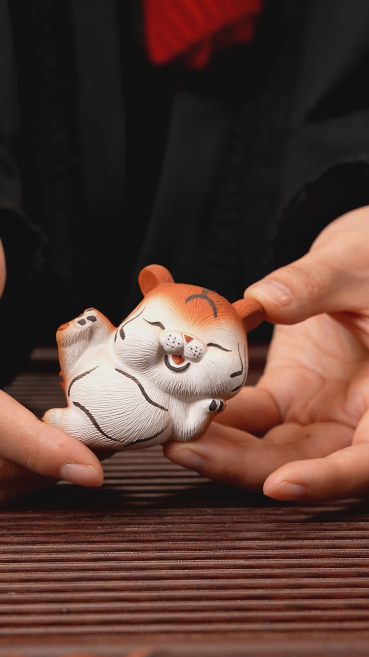 【闪购商品】紫砂茶宠开心虎。，