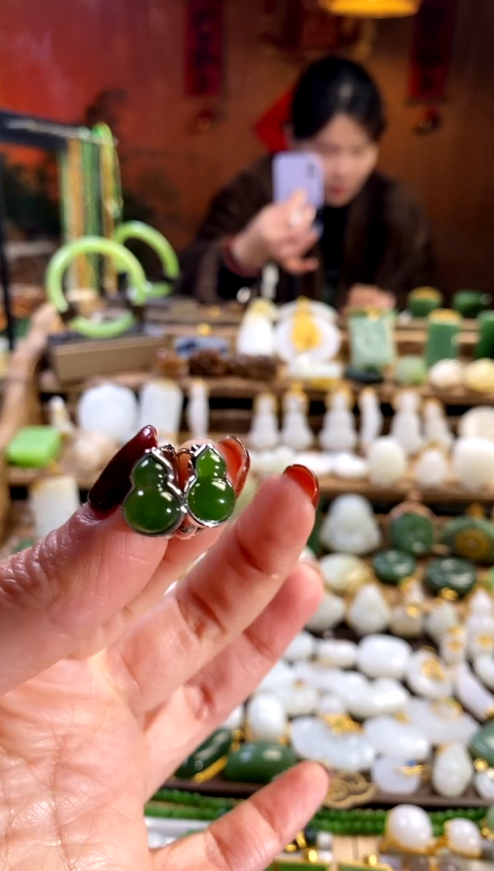 【闪购商品】和田玉耳饰银S925镶嵌。