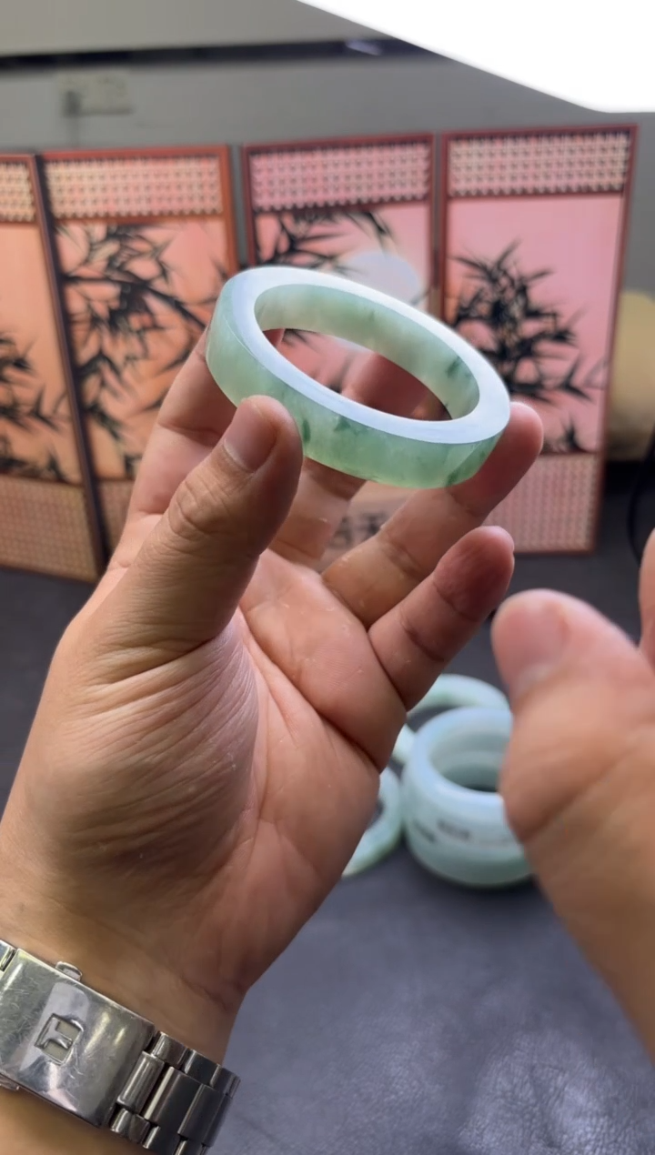 未镶嵌手镯定制翡翠是**呀手镯