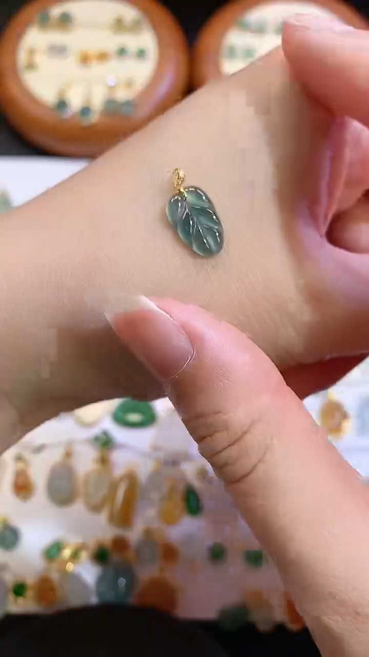 翡翠18K金镶嵌颈饰111111111111