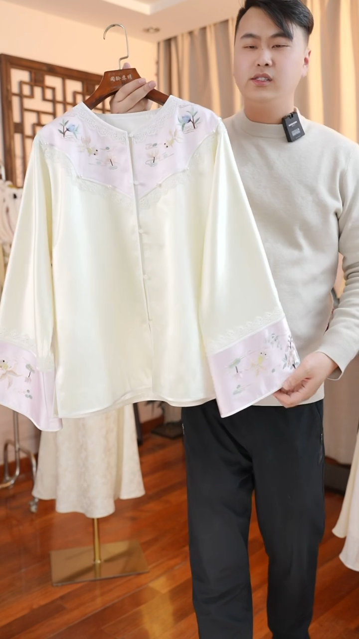 【闪购商品】刺绣真丝手工苏绣奶白色锦鲤