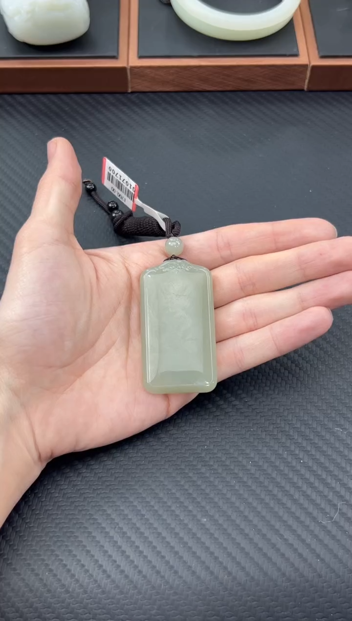 【闪购商品】和田玉吊坠(赠链)未镶嵌且末微色差近矿吊坠