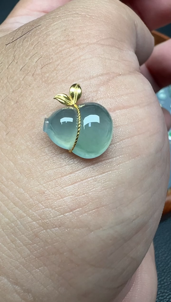 颈饰18K金镶嵌翡翠??（48号）纯天然A货缅甸翡翠  葫芦锁骨吊坠