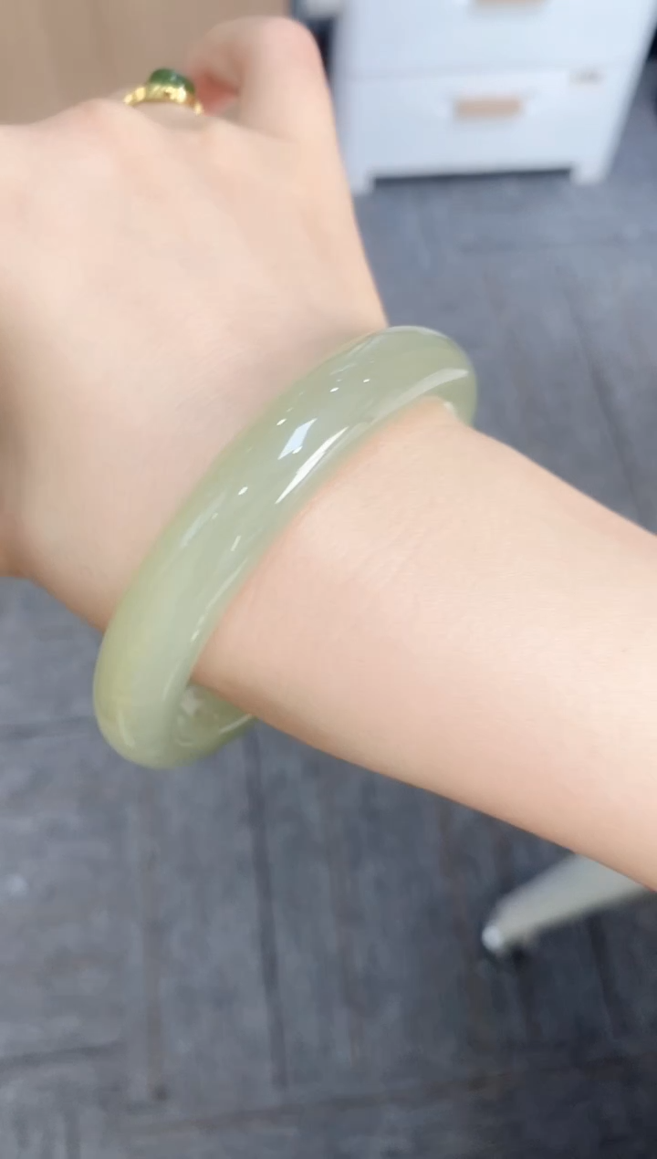 【闪购商品】和田玉手镯未镶嵌L65微色差