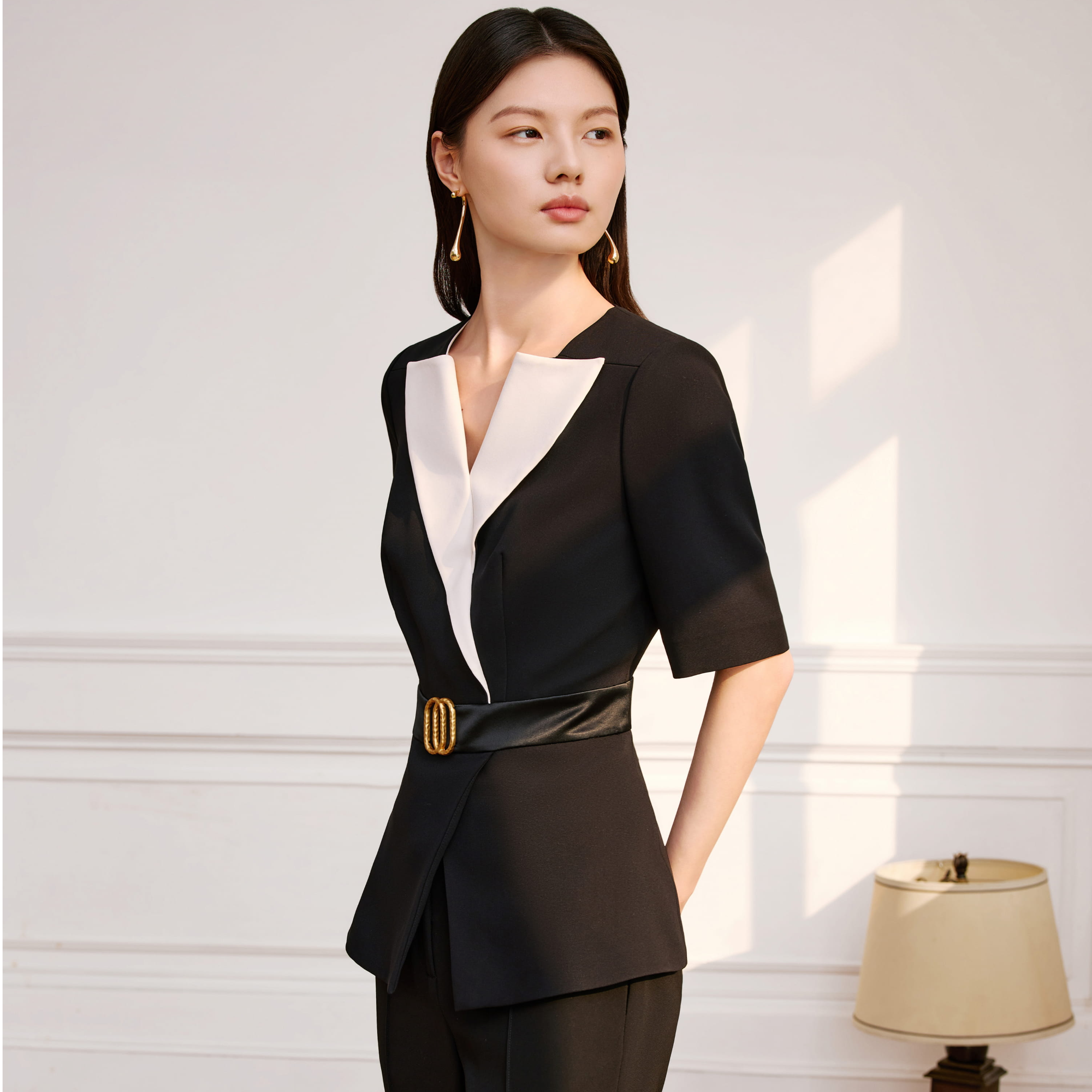 OBBLIGATO/奥丽嘉朵2025夏季黑色收腰气质商务单上衣1C65270040