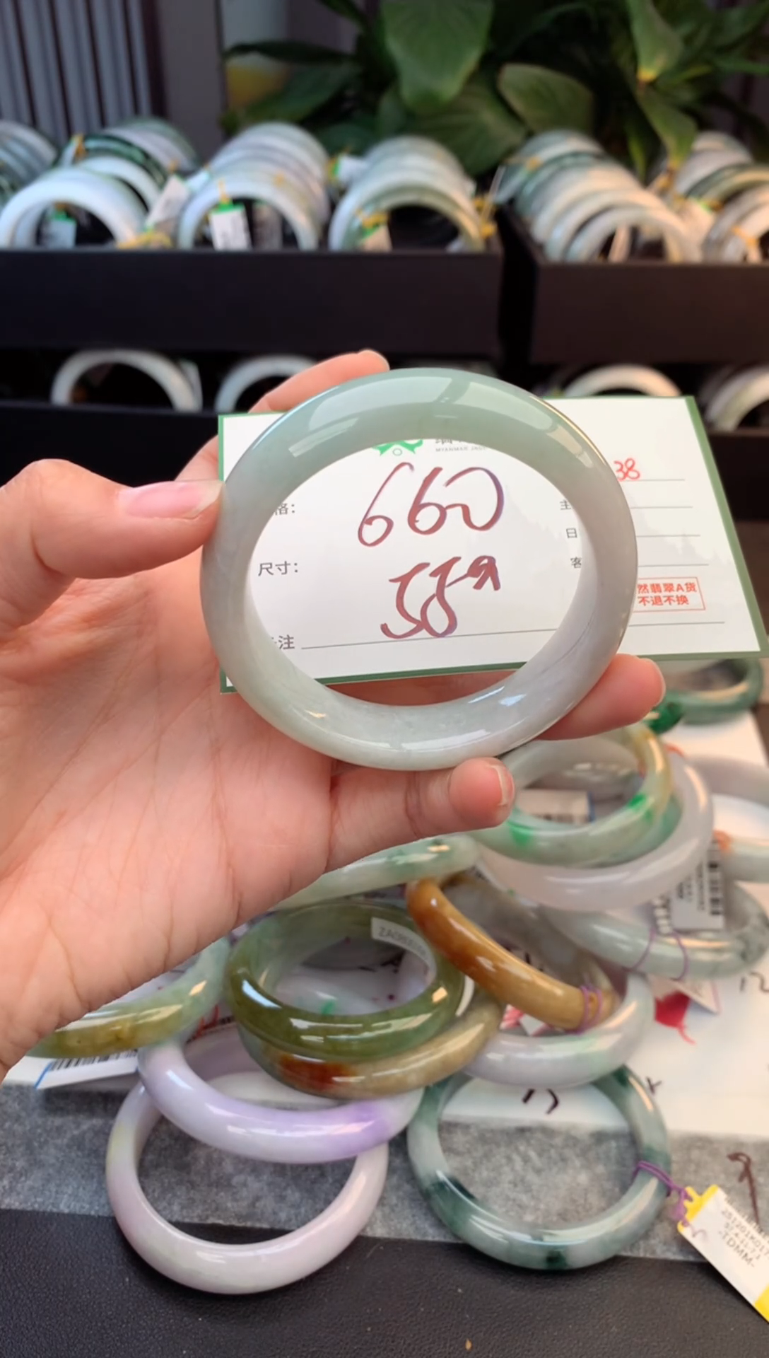 未镶嵌定制翡翠毛货需精细抛光+多人