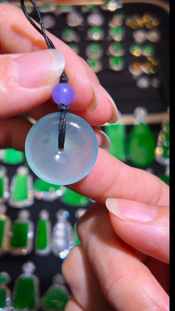 颈饰18K金镶嵌翡翠吊坠