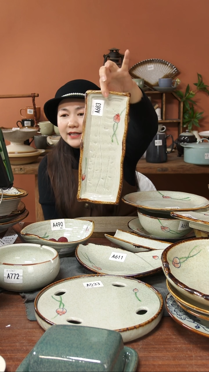 陶瓷A683 一只手绘荷花黑点长盘29*11*2.5可能微瑕