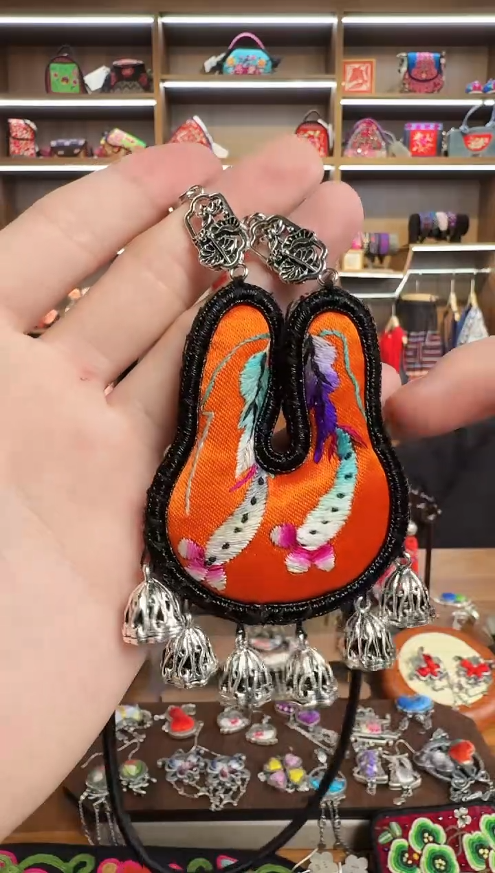 【闪购商品】织绣70蒙阿苏苗绣传承