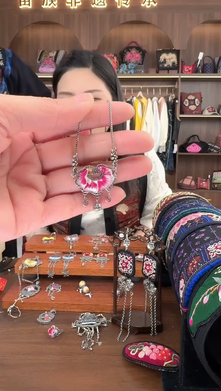 【闪购商品】织绣扶光苗绣传承84
