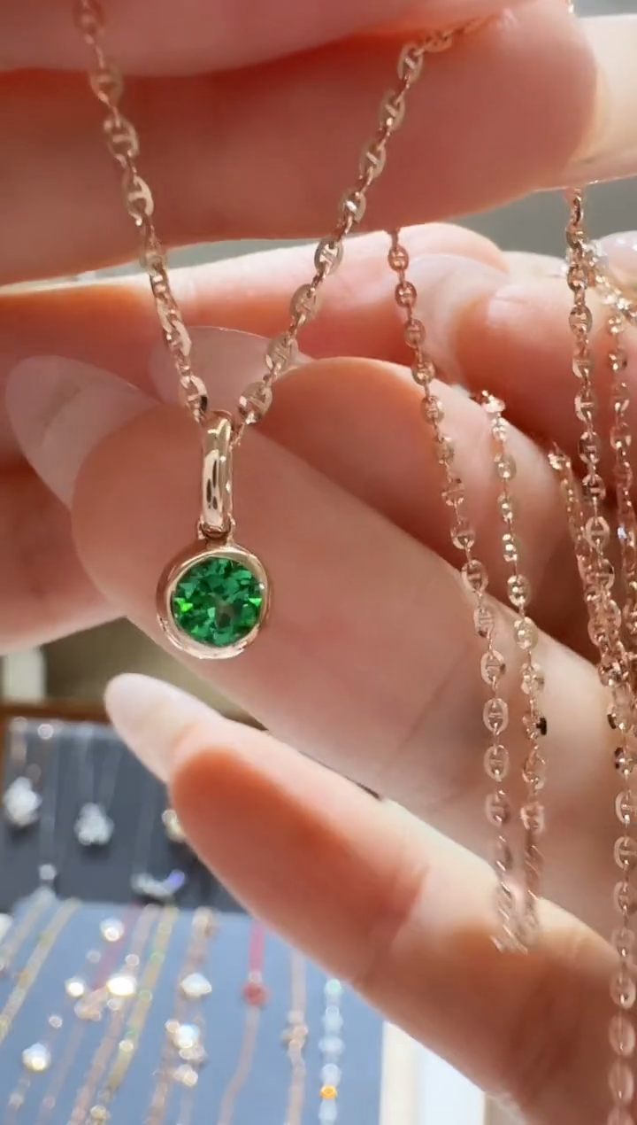 石榴石（沙弗莱）.18K金镶嵌沙佛莱吊坠不含链