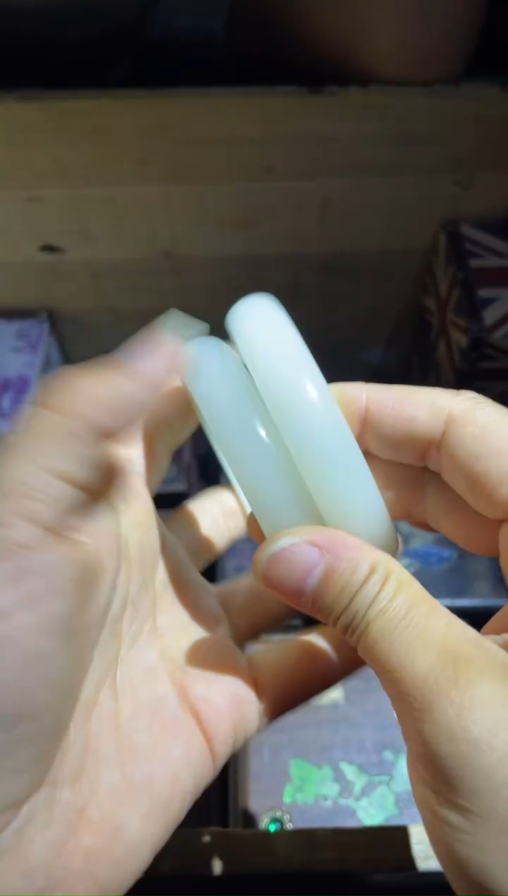 和田玉未镶嵌颈饰白玉手镯两件一起给