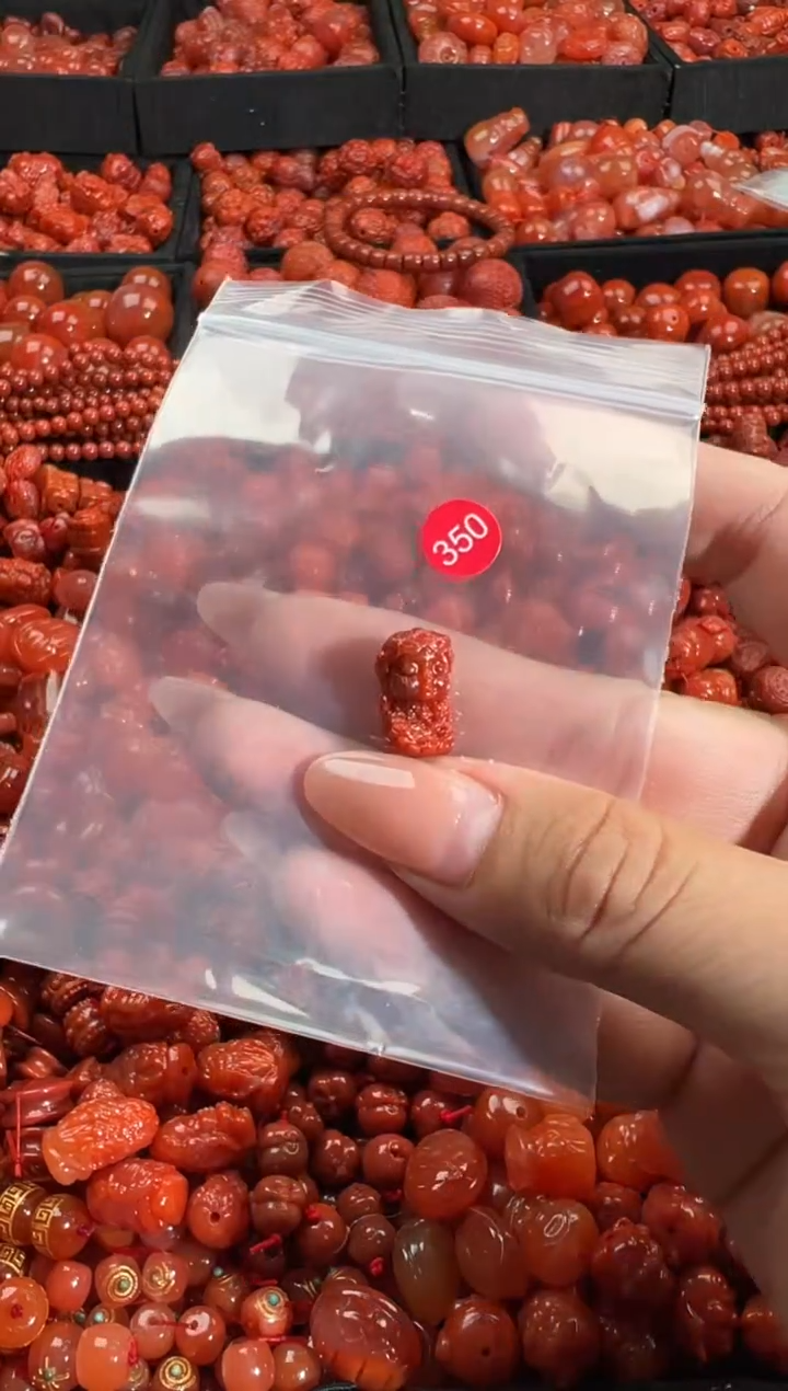 南红玛瑙未镶嵌颈饰1
