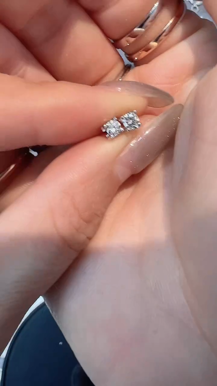 【闪购商品】钻石耳饰18K金镶嵌耳钉