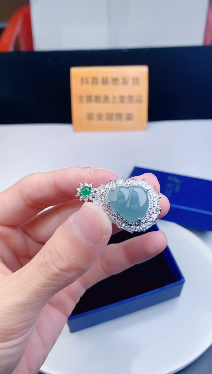 颈饰未镶嵌翡翠  