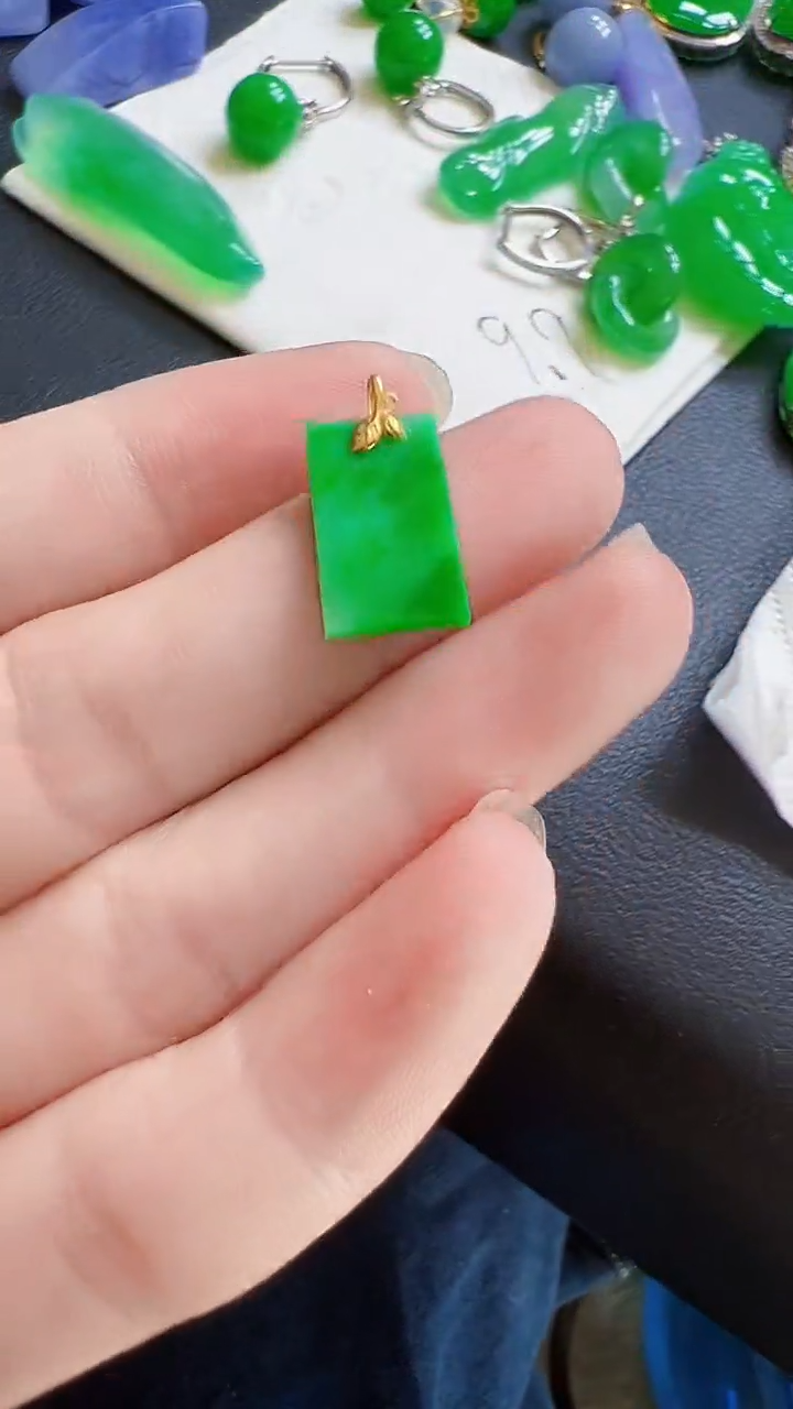 颈饰18K金镶嵌翡翠吊坠