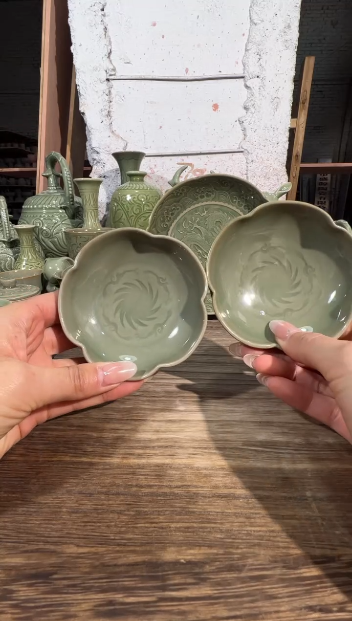 微瑕耀州窑蘸料碟一对