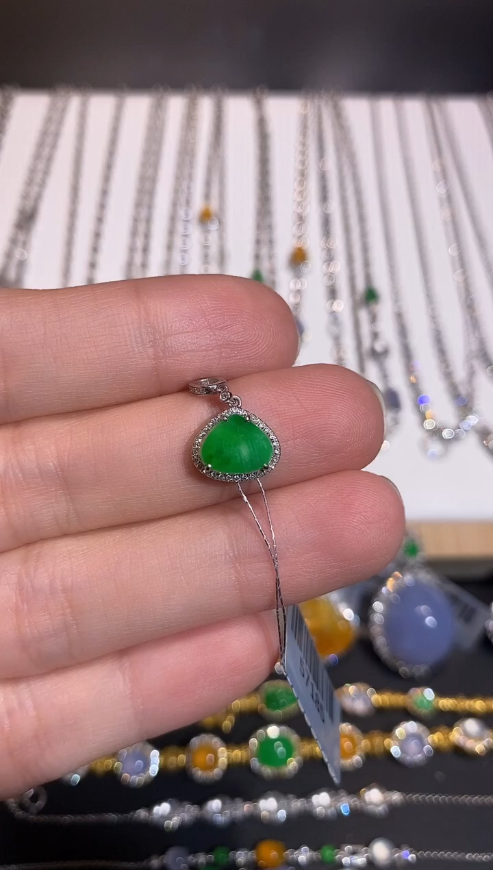 颈饰18K金镶嵌翡翠吊坠