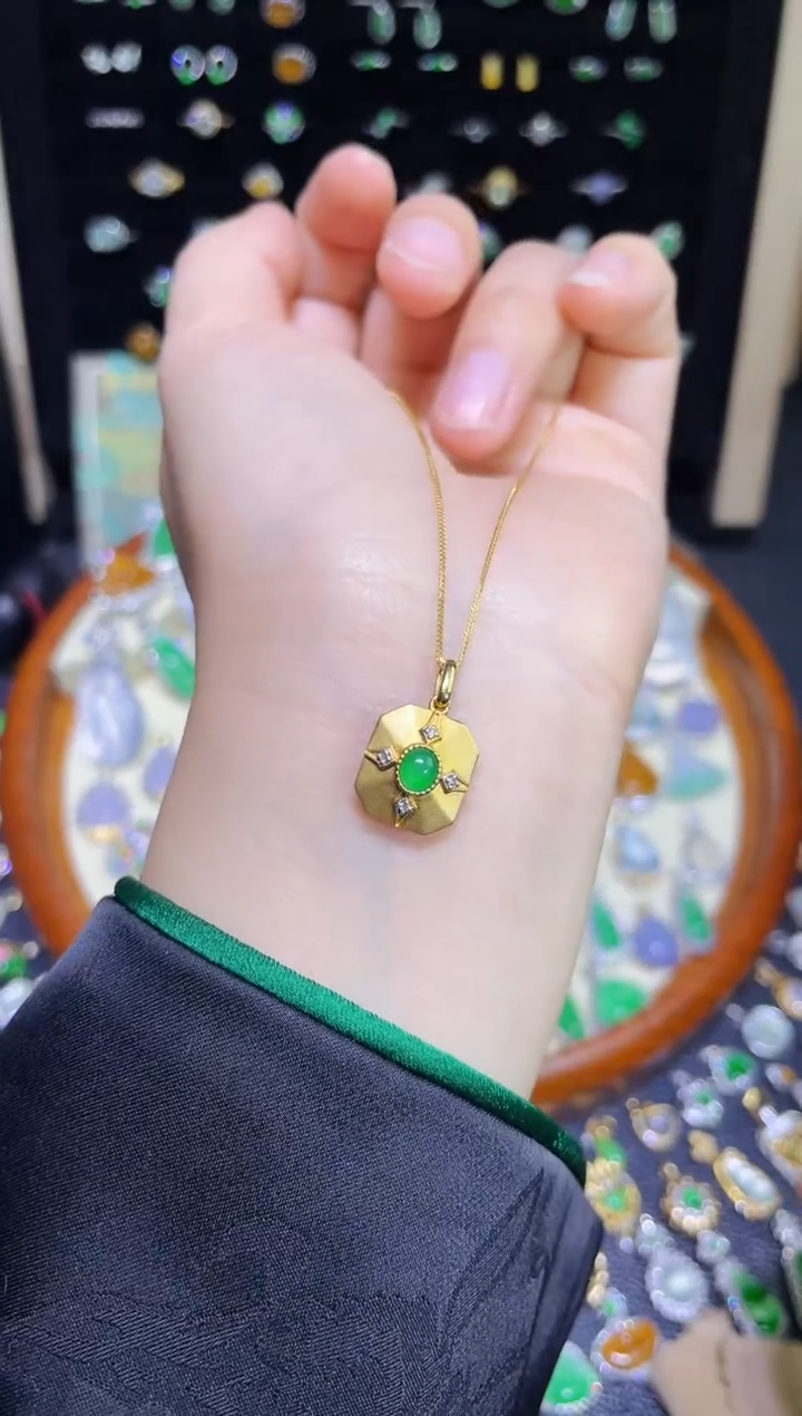 【闪购商品】翡翠颈饰18K金镶嵌高冰满绿蛋面套链