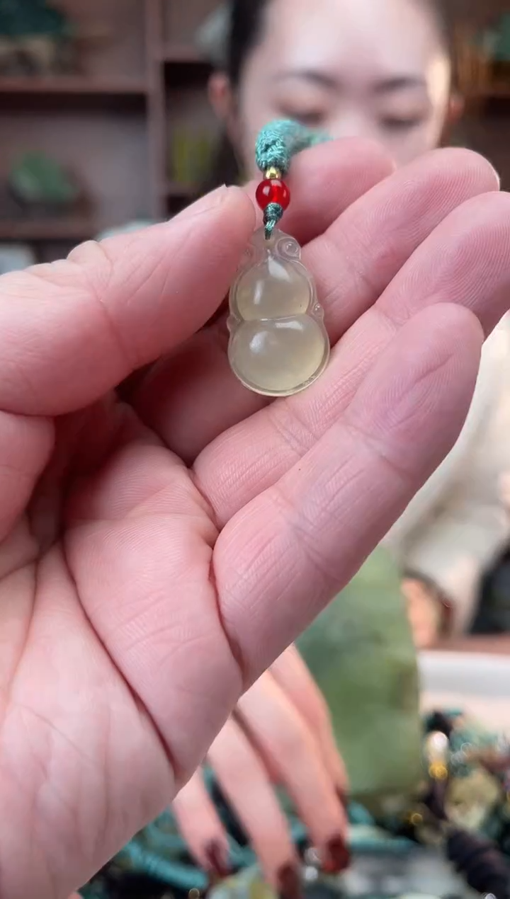 未镶嵌蛇纹石玉颈饰`