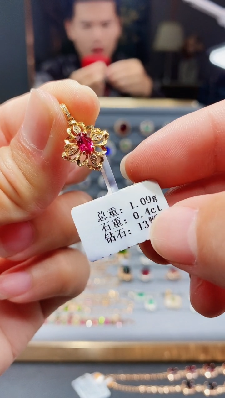 【闪购商品】碧玺颈饰18K金镶嵌0.4..