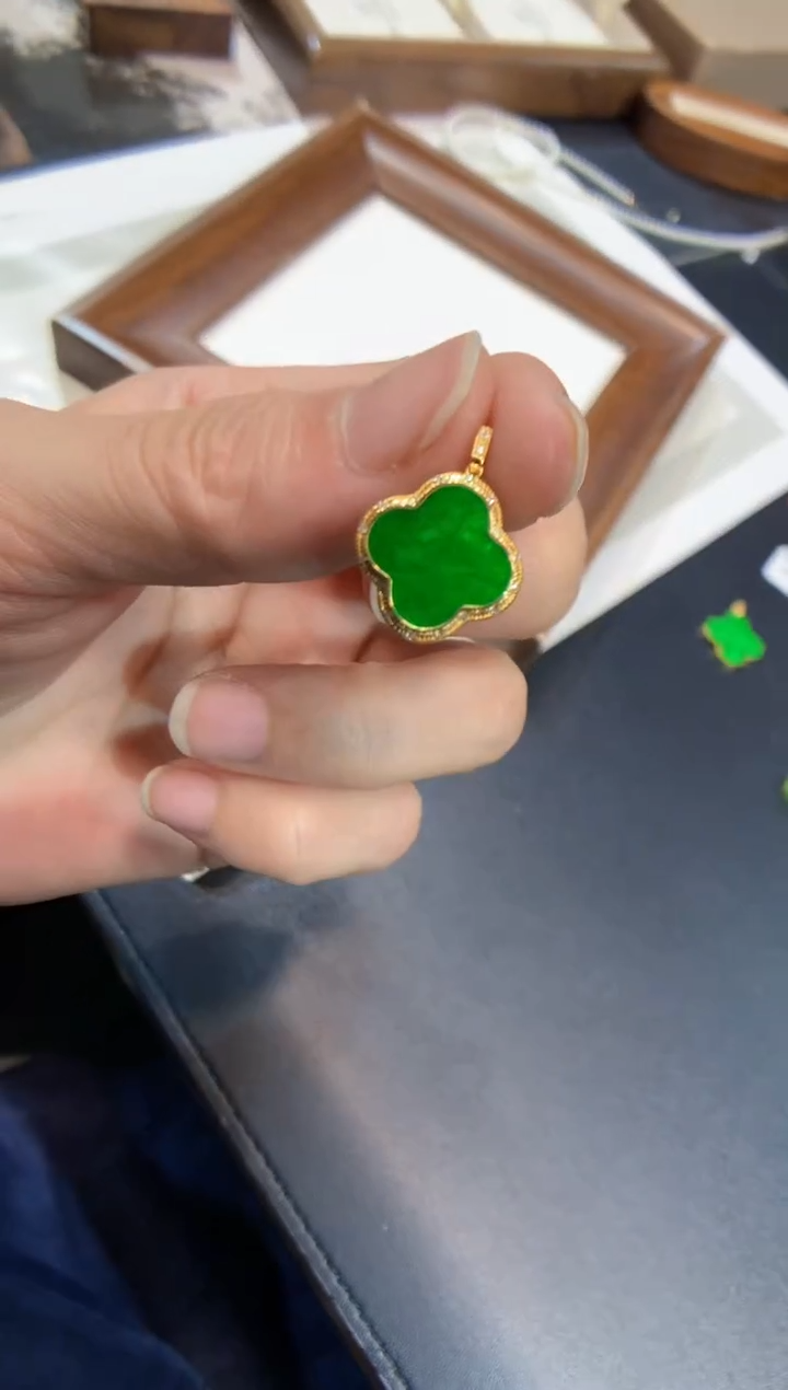 颈饰18K金镶嵌翡翠花件吊坠