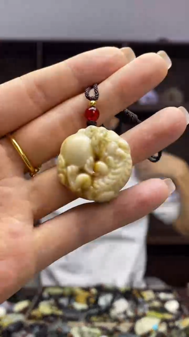 未镶嵌岫玉挂件   