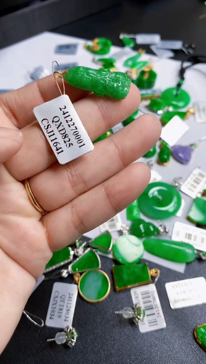 【闪购商品】翡翠颈饰18K金镶嵌吊坠