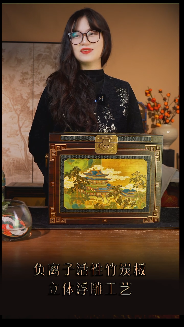 容**尘壹藏贰宝仙山楼阁图案大箱子