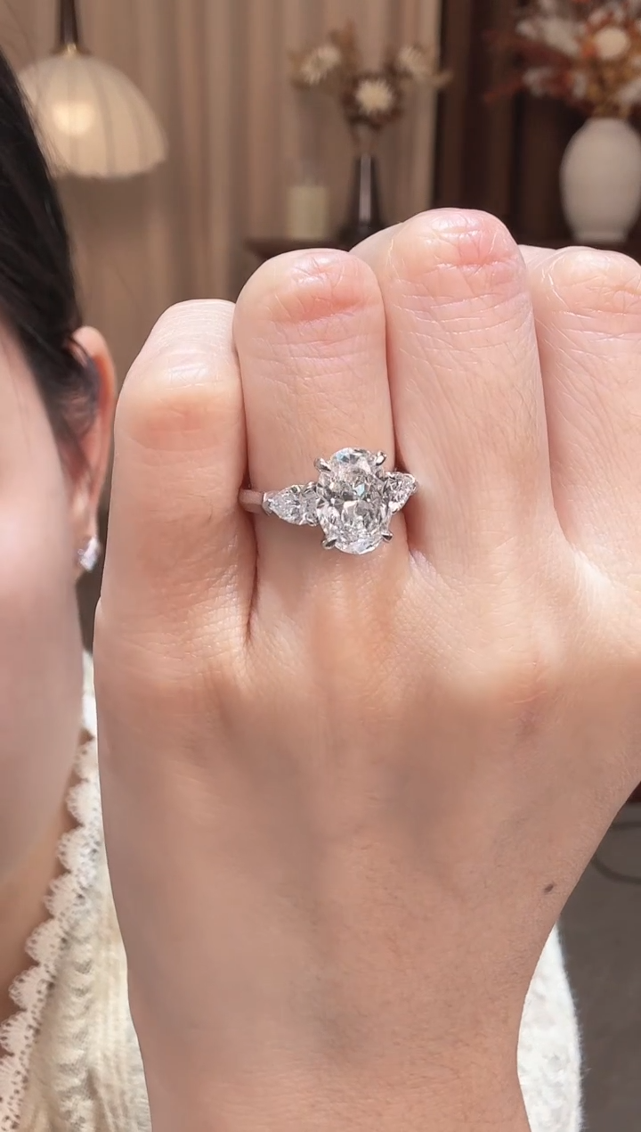 铂Pt950镶嵌实验室培育钻石2.7卡主石椭圆三石戒指  