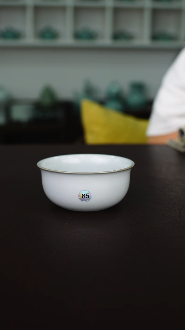 月白釉65号鸡缸杯大暇-二