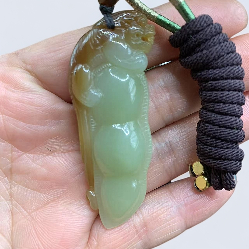 【琪玉轩】精品时尚和田玉且末糖料精雕俏色平安豆