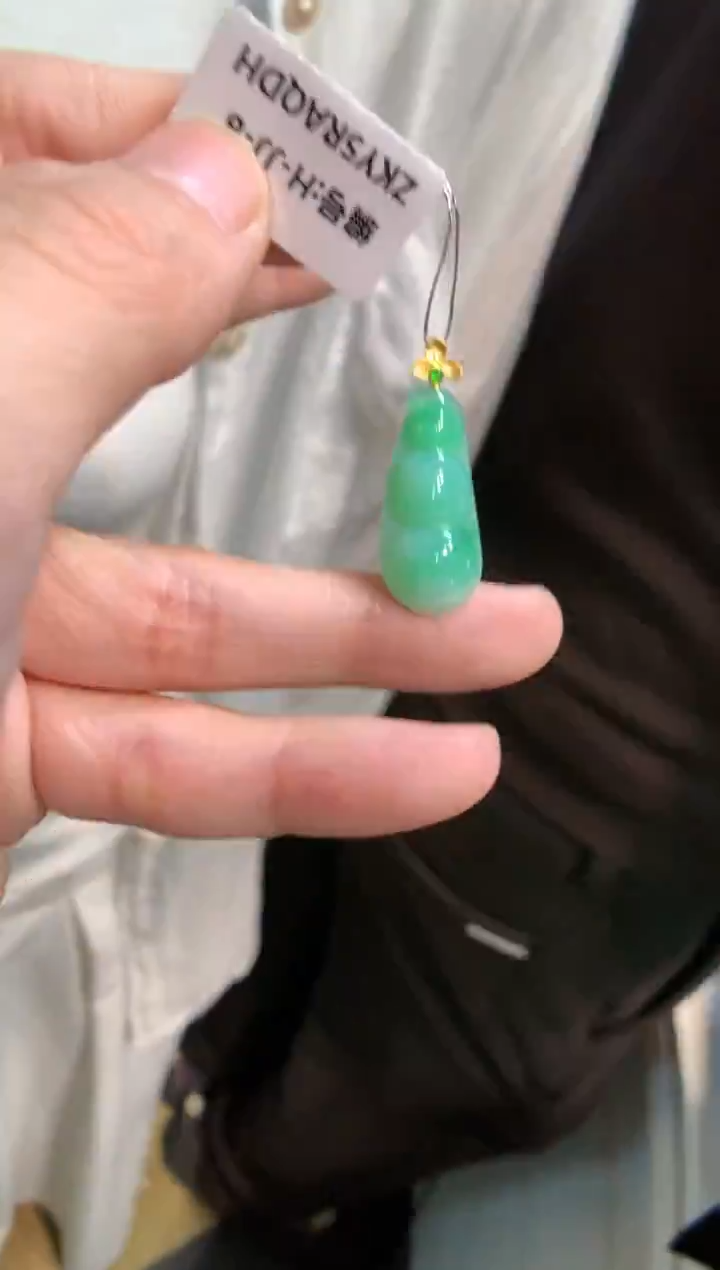 颈饰18K金镶嵌翡翠福豆