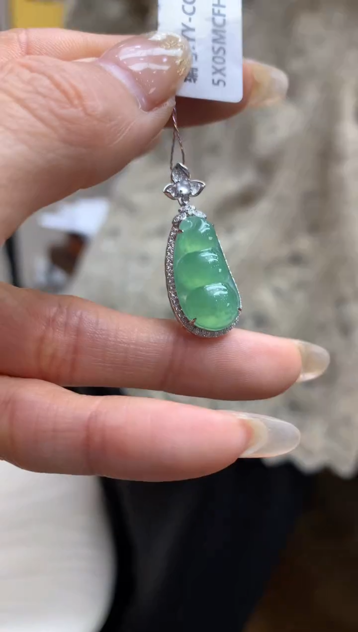 【闪购商品】翡翠颈饰18K金镶嵌福豆