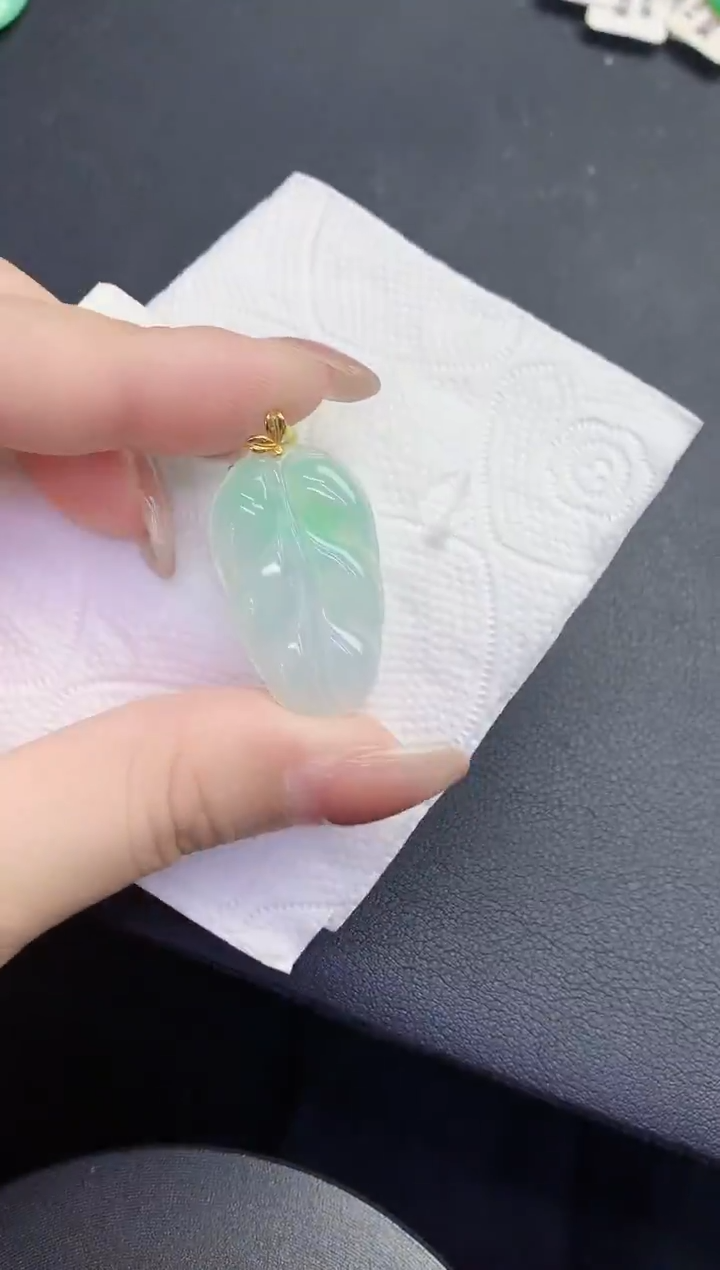 颈饰18K金镶嵌翡翠缅甸天然翡翠A货