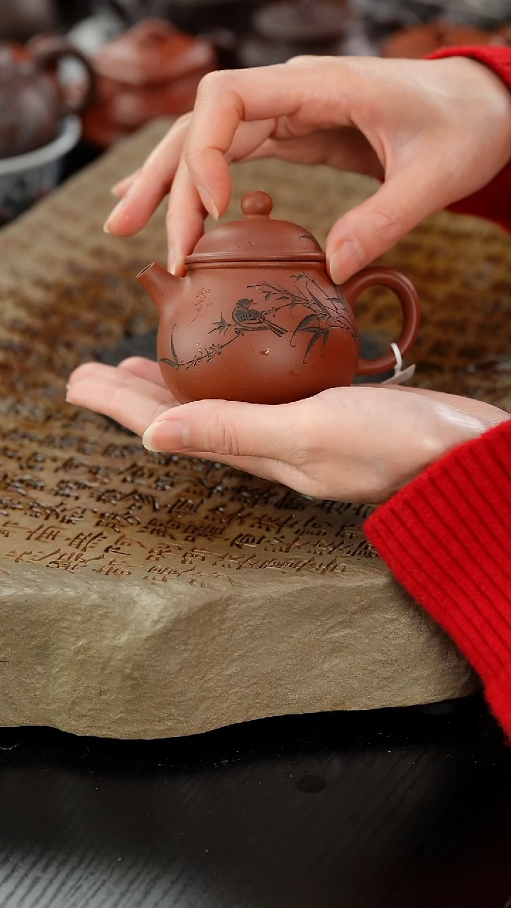 【闪购商品】紫砂茶壶刻绘老降坡小圆满130cc