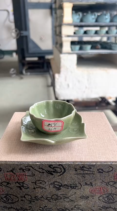 六合杯古*候26#微瑕豆青釉朱家汝窑款杯带托