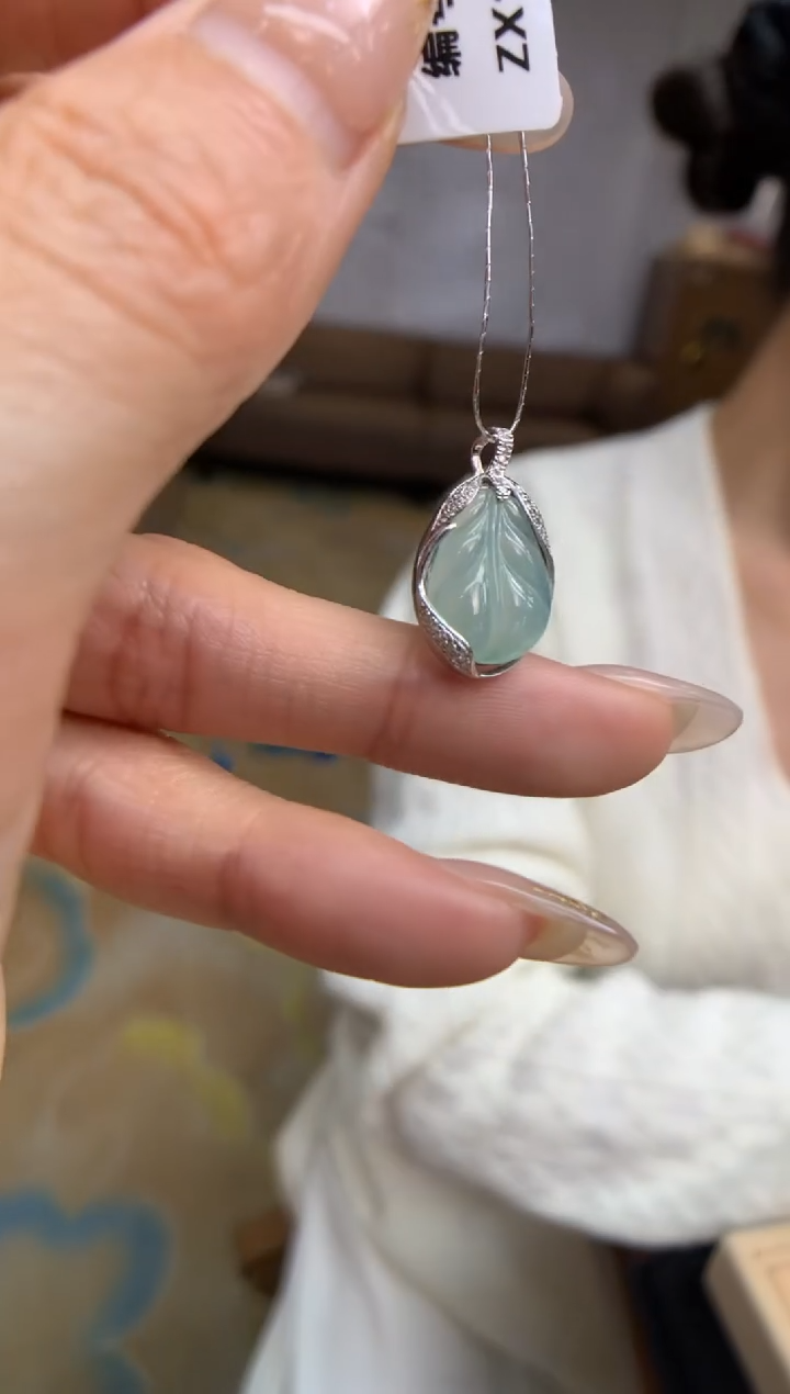 【闪购商品】翡翠颈饰18K金镶嵌叶子