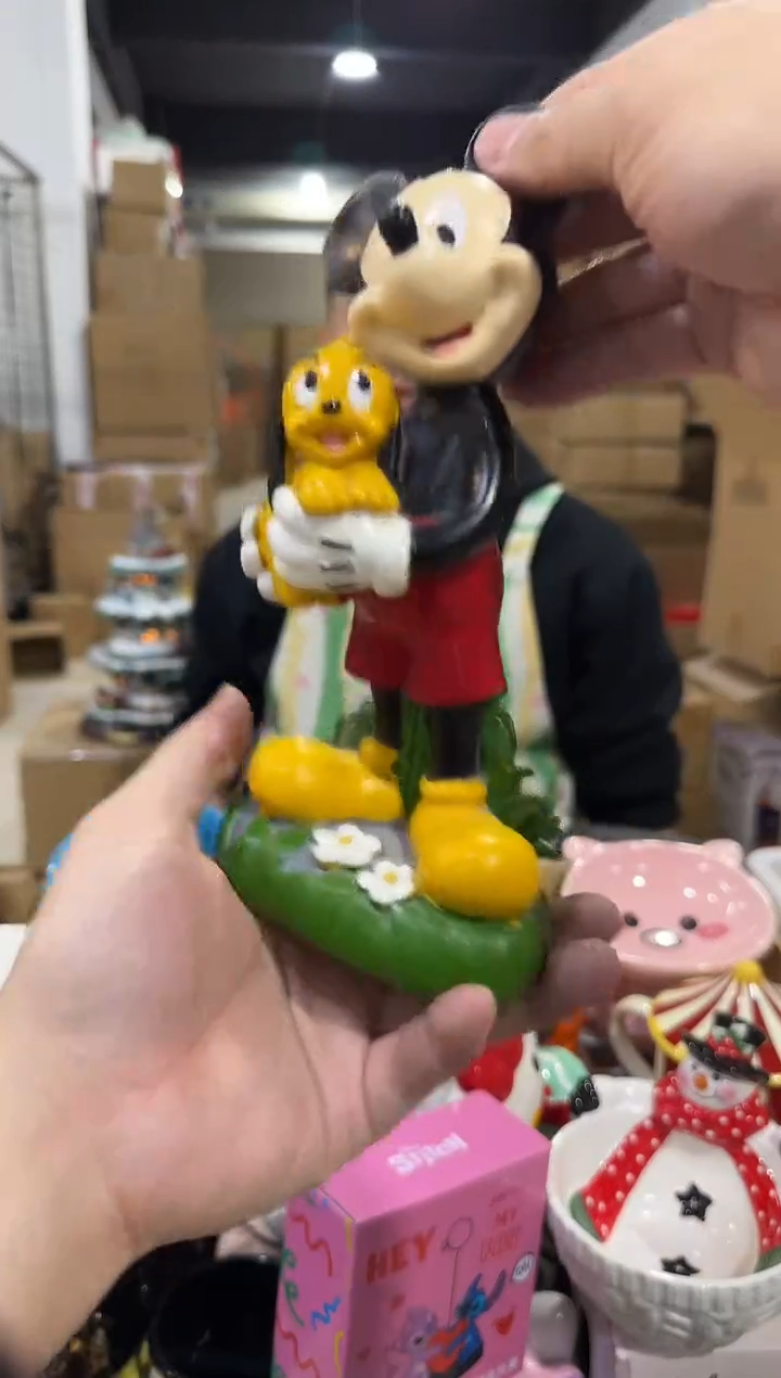 瓷片米奇抱布鲁托摆件