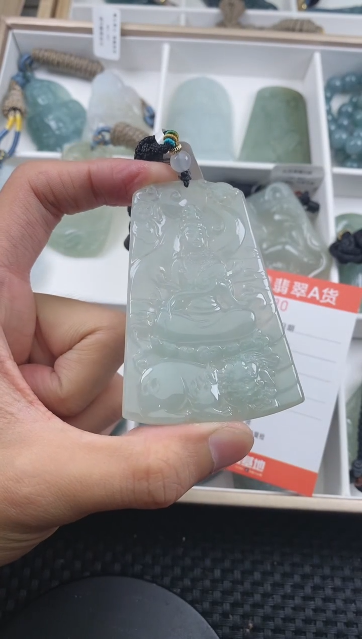 翡翠未镶嵌颈饰 