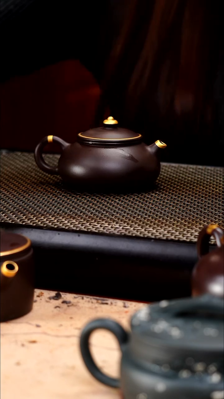 茶壶紫砂四号井茄皮紫泥描金寒江130cc