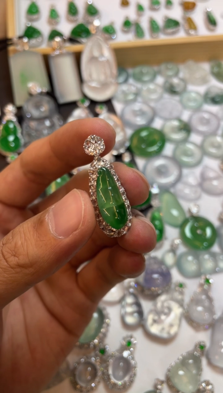 【闪购商品】翡翠吊坠(不含链)18K金镶嵌豆子