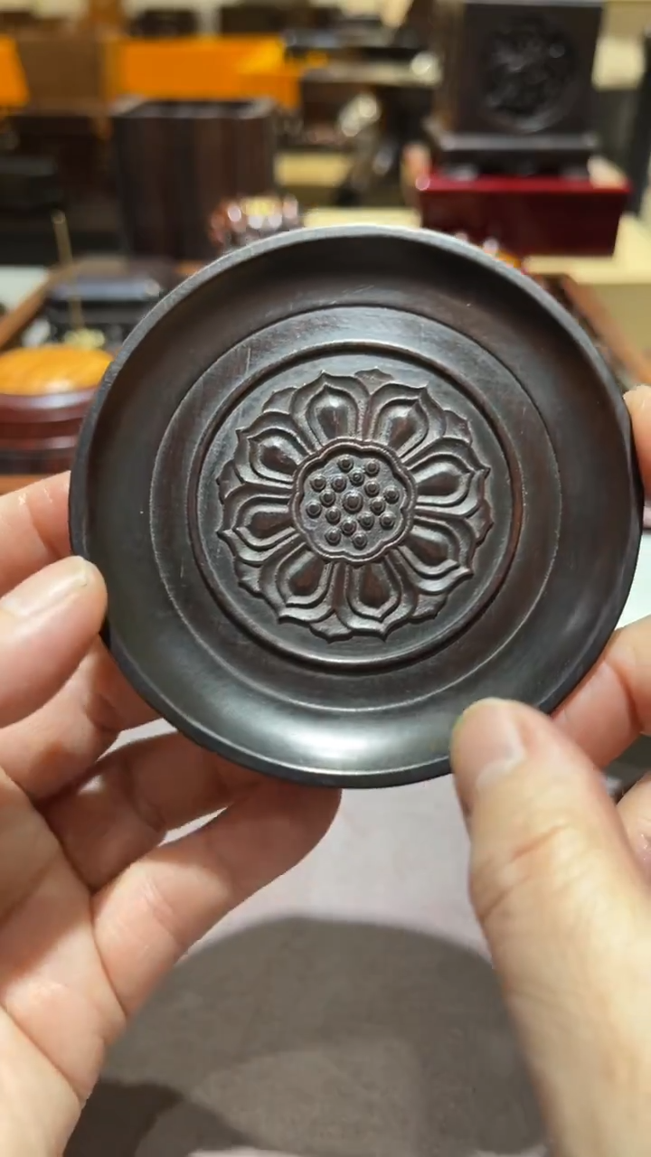 红酸枝木类精品木雕精工细作