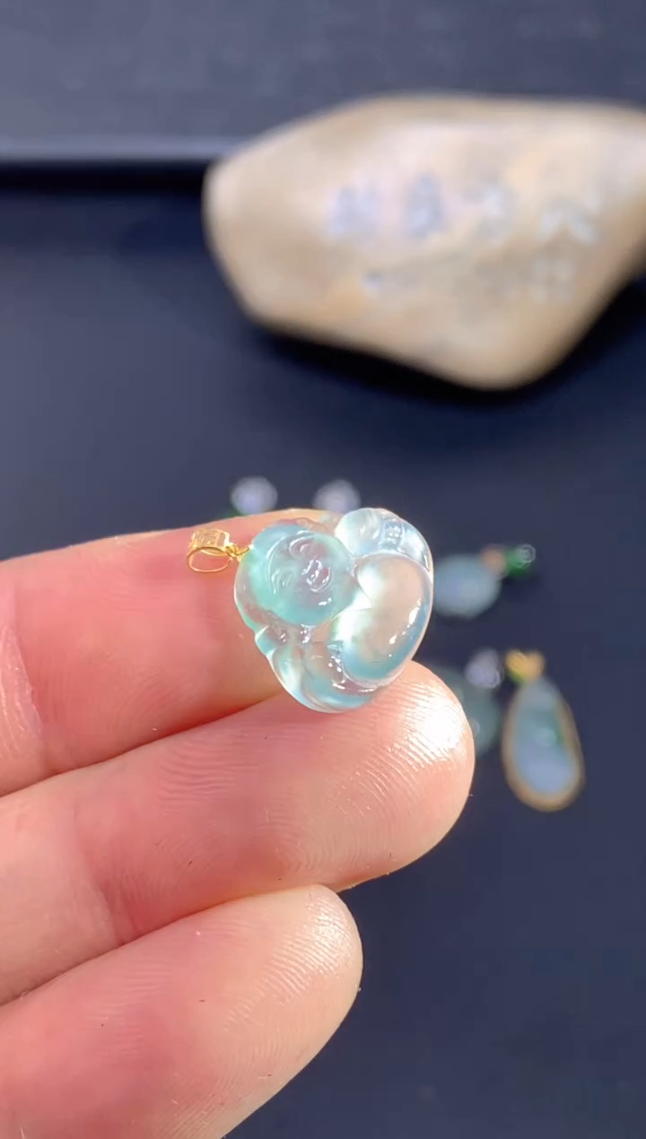 颈饰18K金镶嵌翡翠        