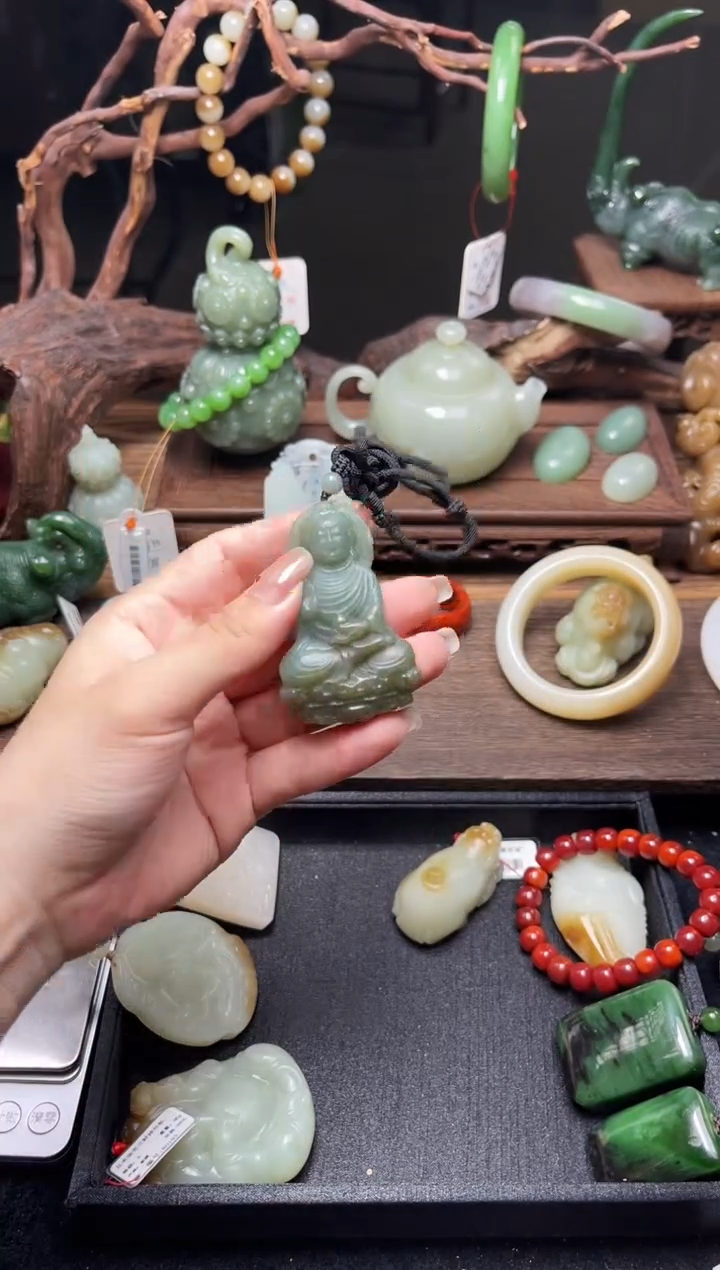 和田玉未镶嵌吊坠(不含链)且末蓝 观音有瑕疵